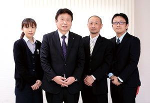 株式会社雲田商会 代表取締役 雲田 俊夫 氏/常務取締役 小島 利一 氏/ 技術営業部 研究開発担当 小島 祐二 氏