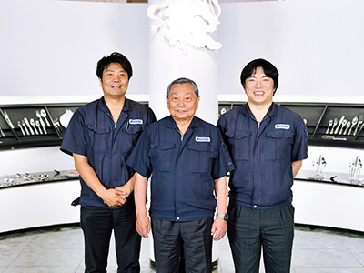 山崎金属工業株式会社 代表取締役社長 山崎 悦次 氏 取締役工場長 山崎 修司 氏 国内営業部係長 中村 雅行 氏