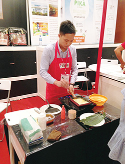 株式会社ネクスティ 「FHM Malaysia 2015(マレーシア見本市)」。現地販売店パートナーのスタッフに卵焼きの作り方を教え、試食販売を実施