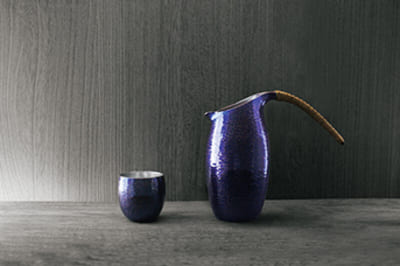 青藍色(せいらんしょく)銅酒器 ぐい吞み 12,650円、チロリ 46,200円