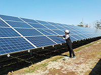 ソーラーパネルの点検の様子1