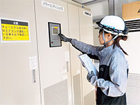 ソーラーパネルの点検の様子2