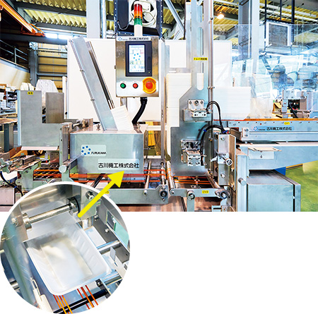 加圧プランジャーを六角レンチで回して押し込む様子