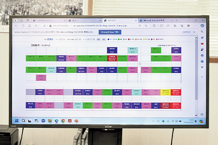 120台以上の製造設備で24時間生産体制の様子