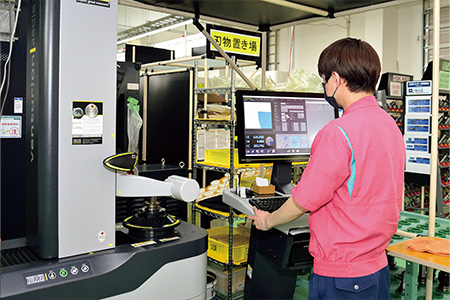 120台以上の製造設備で24時間生産体制の様子