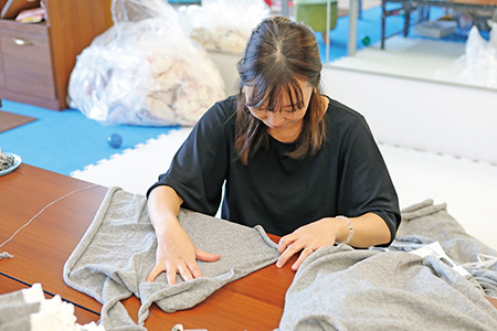 作業フロアでの作業風景