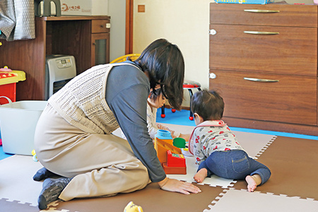 作業フロアで子供をあやす様子