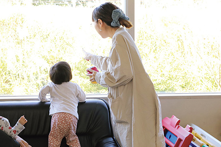 作業フロアで子供をあやす様子