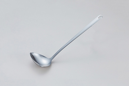 すくいやすく注ぎやすいレードル