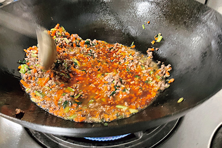 ご馳走むすびの具材の調理風景