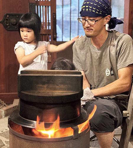 羽釜での炊事体験の様子