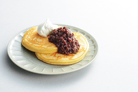 あんこを載せたパンケーキ