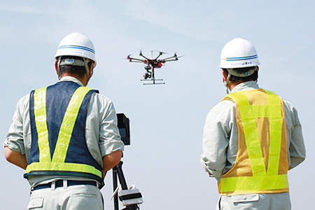 ドローン操縦の様子