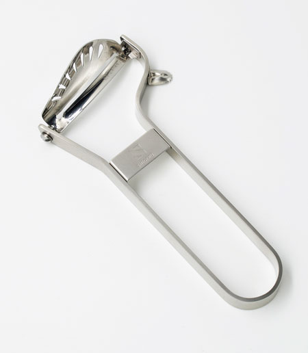 ピーラー「smoopy(スムーピー)」で皮をむいている様子