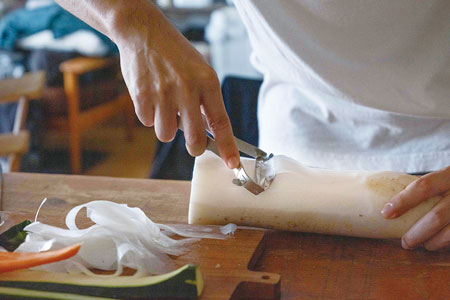 カーブした刃で皮に沿うようにむけるので、食材を余計にむきません