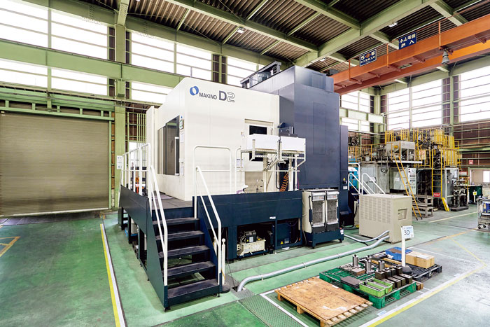 大型マシニングセンタの工作機械マキノD-2