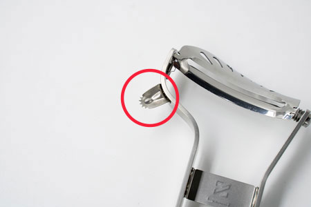 当てたところに食い込みやすく、くり抜いた食材が離れやすい形状の芽取り