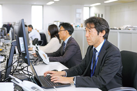 社員がパソコンに向き合っている様子