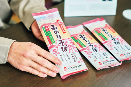 競合と差別化し売り場でも目を引くピンク色が基調のパッケージ