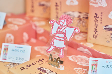 3兄妹の真ん中・みのりちゃんは、みのりそば誕生物語をつづった絵本風しおりでも活躍