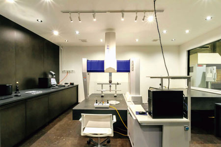 高精度CNC三次元座標測定機を備えた検査室