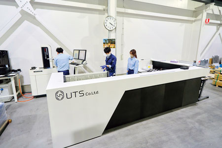 近未来的なデザインのブース