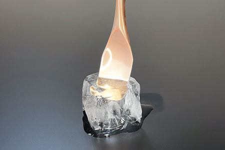 氷に刺さっているスプーン