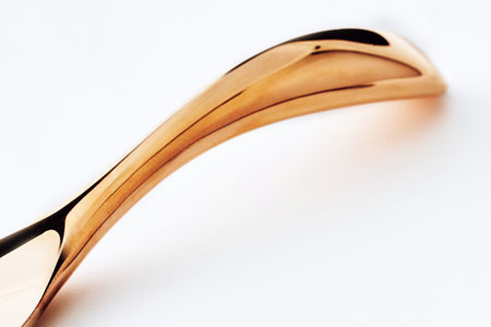 熱伝導率の高い銅の採用に加え、「蓄熱」を可能にした「厚みのある持ち手」が溶けやすさのポイント