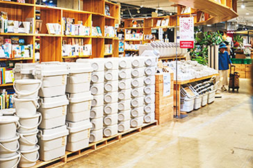 防災グッズコーナーとは別に、関連した商品売場を店内中央に設置