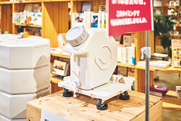 大容量の水タンクは持ち運べないリスクがあるため、女性でも運べる12ℓサイズを台車とともに提案