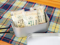 株式会社関川産業　セキカワカナモノ【”フライパンで作れる炊き込みご飯” アウトドアの食体験を通じて災害時にも役立つ商品として提案】